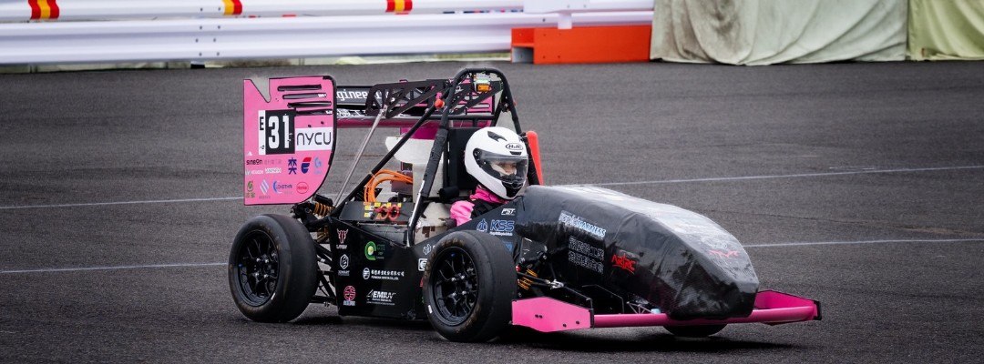 陽明交大方程式賽車在賽道上